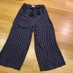 Baggy lightweight pants. Black stripe. Elastic sister and cute tie closure.